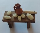 Tisch mit Brote und Terrakottakrug